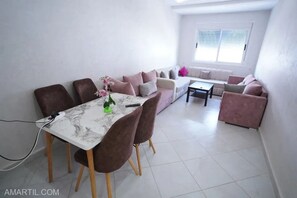 Living area - Charming 2-Bedroom Apartment with Garden View in Martil (Martil)