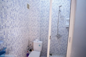 Bathroom - Charming 2-Bedroom Apartment with City View in Martil (Martil)