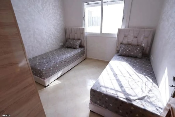 Room - Charming 2-Bedroom Apartment with City View in Martil (Martil)