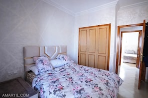 Room - Charming 2-Bedroom Apartment with City View in Martil (Martil)