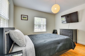 2 bedrooms, desk, Internet, bed sheets