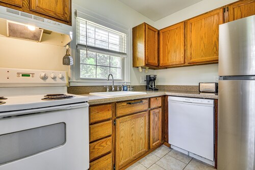 Corner Unit 2 Mi to UNCG & Downtown Greensboro!