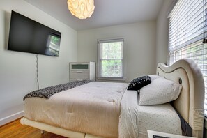 2 bedrooms, desk, Internet, bed sheets