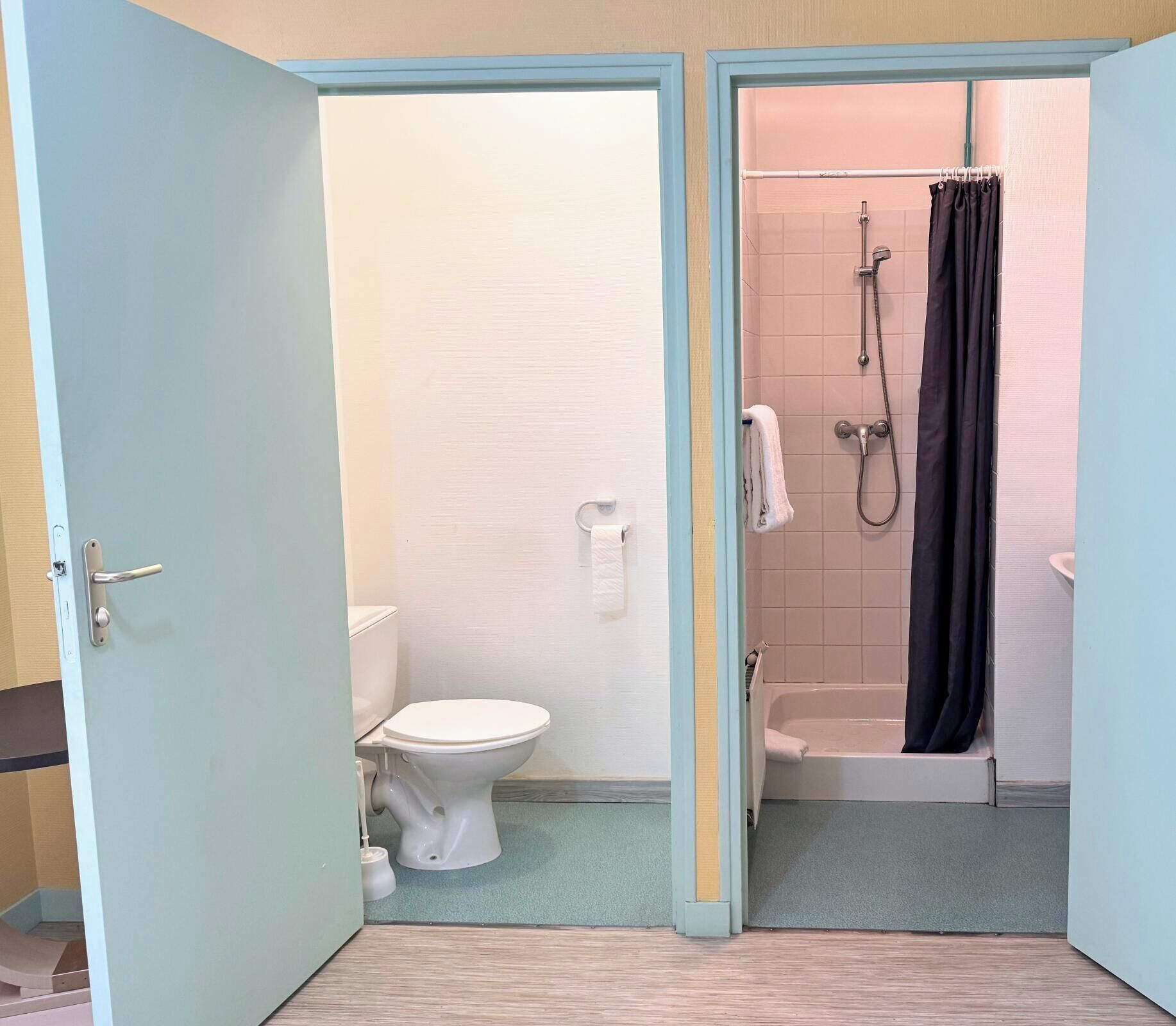 Un baño con inodoro, ducha y bañera.