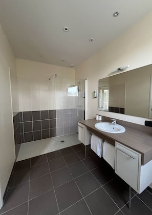 Bathroom - Room 30 - Château de la Marjolaine (Moulay)