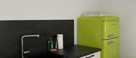 Een koffiezetapparaat/waterkoker, een koelkast, een magnetron, een oven