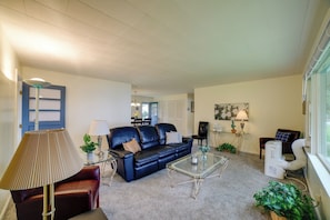 Living area - Cozy Retreat on Lake Michigan w/ Stairs to Beach (Benton Harbor)