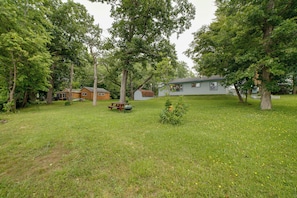 Property grounds - Cozy Retreat on Lake Michigan w/ Stairs to Beach (Benton Harbor)