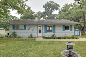Exterior - Cozy Retreat on Lake Michigan w/ Stairs to Beach (Benton Harbor)