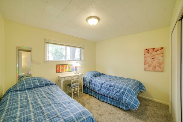 2 bedrooms, bed sheets - Cozy Retreat on Lake Michigan w/ Stairs to Beach (Benton Harbor)
