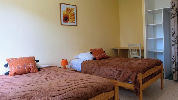 A room with two beds, a chair, a desk, and a wardrobe. - Room 105 - Le Bas Mont Residence (Moulay)