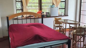 2 habitaciones, tabla de planchar con plancha y internet