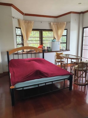 2 habitaciones, tabla de planchar con plancha y internet 