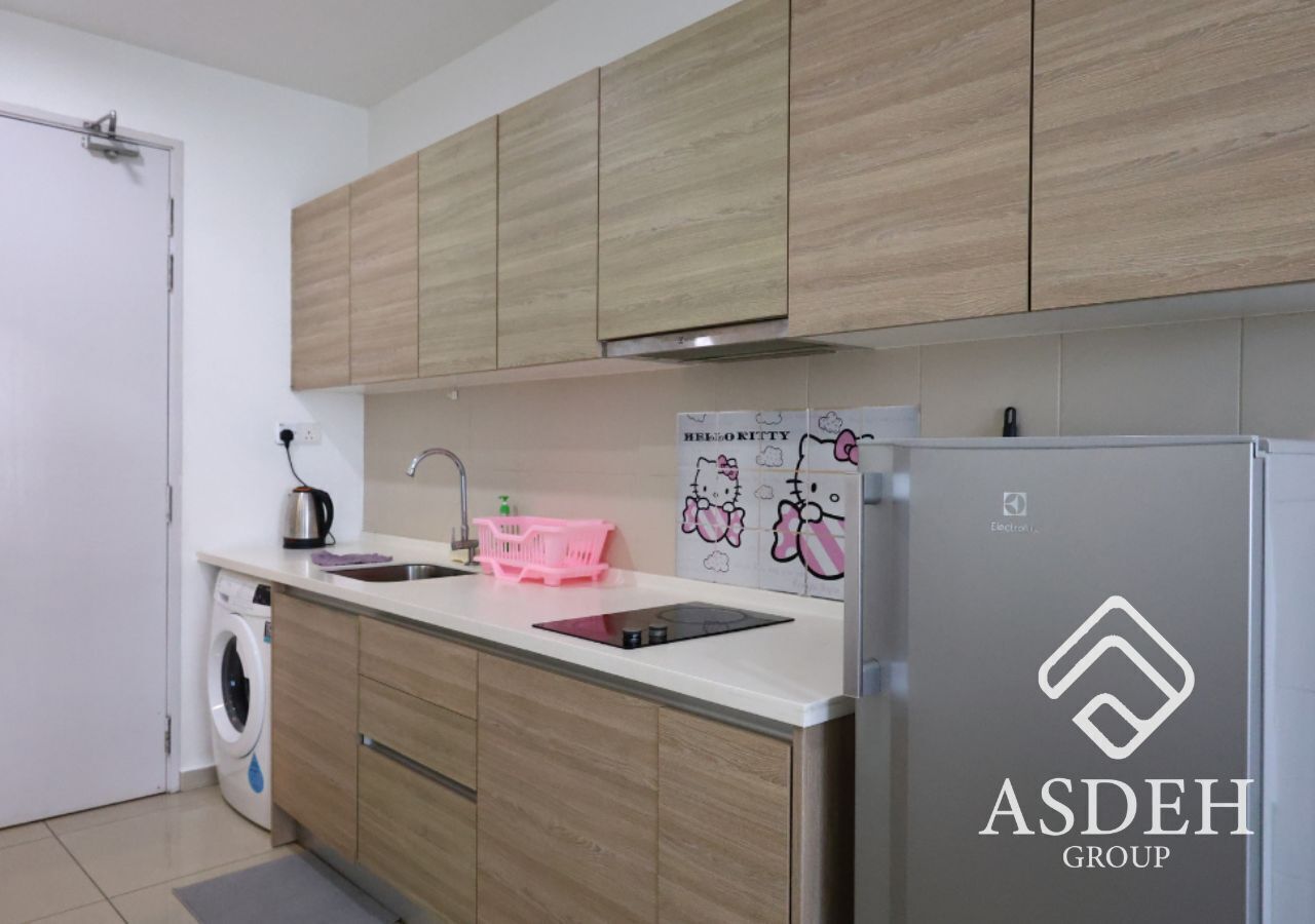 Une cuisine moderne avec des meubles en bois, un lave-linge encastré, un évier et un réfrigérateur.