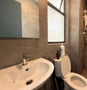 Appartement (Standard Studio ) | Salle de bain | Douche, sèche-cheveux, bidet, serviettes fournies
