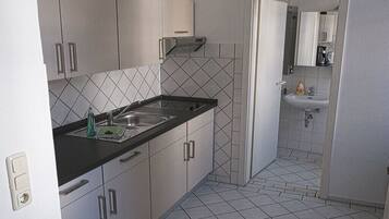 Coffee/tea maker, fridge, stovetop, toaster