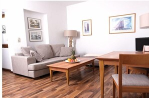 Smart TV, books - Courtyard Idyll Apartment (Rostock)