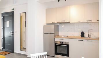 Coffee/tea maker, fridge, oven, cookware/dishes/utensils