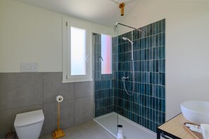 A bathroom with a toilet, a shower with a glass door, and a sink with a bowl. - GuestHost - Kidane Apartment Padova (Padua)
