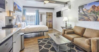 Pet-Friendly Meadow Room Near Garden of the Gods