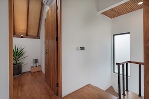 Ropa de cama de alta calidad y caja de seguridad en la habitación 