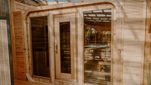 Eine Holzhütte mit einem großen Schiebeglastür und einem Fenster.