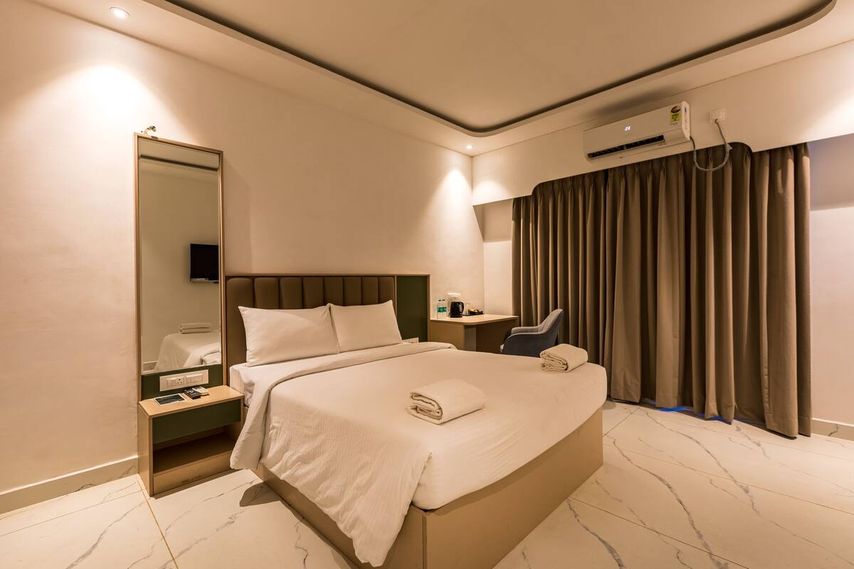 Deluxe Room | Desk, iron/ironing board (on request), WiFi (free)