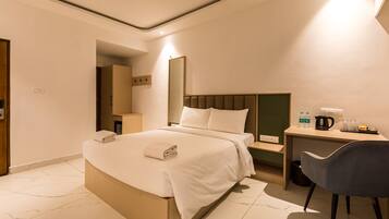 Deluxe Room | Desk, iron/ironing board (on request), free WiFi