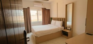Desk, iron/ironing board (on request), WiFi (free) - Le Roma Samsara (Bengaluru)