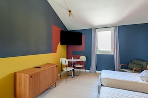 A room with a bed, a desk, a chair, and a television on the wall. - GuestHost - Kidane Room 2 Padova (Padua)