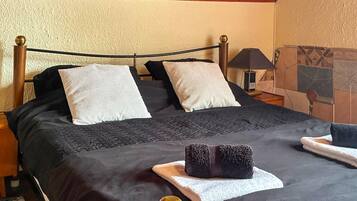 2 bedrooms, WiFi (free)