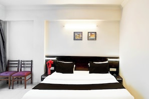 Escritorio, wifi gratis y ropa de cama