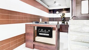 Una recepción con un cartel que indica que es un punto de recogida de envíos de la empresa.