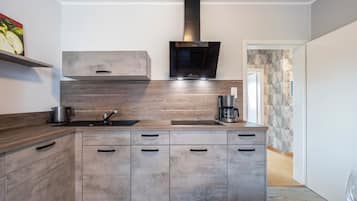 Coffee/tea maker, fridge, oven, stovetop