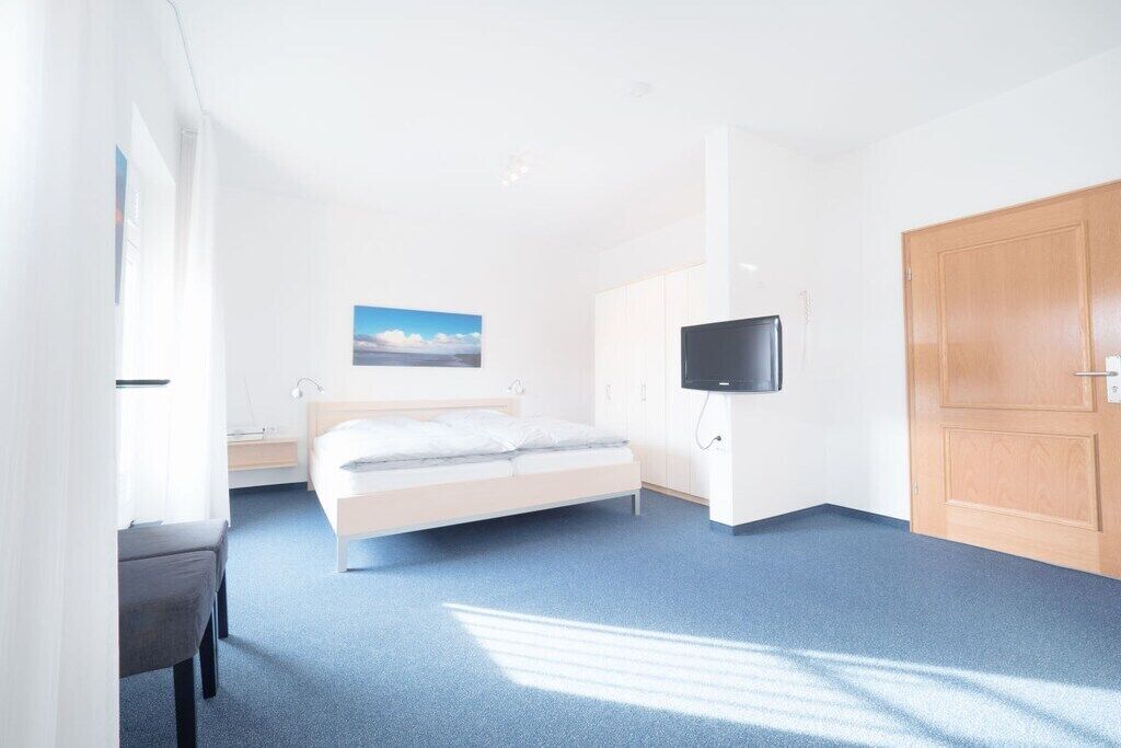 WiFi (free), bed sheets