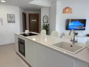 Private kitchen - Casa Baluco | Golf Views, Pool Access & Relaxing Terrace Retreat (Torre-Pacheco)