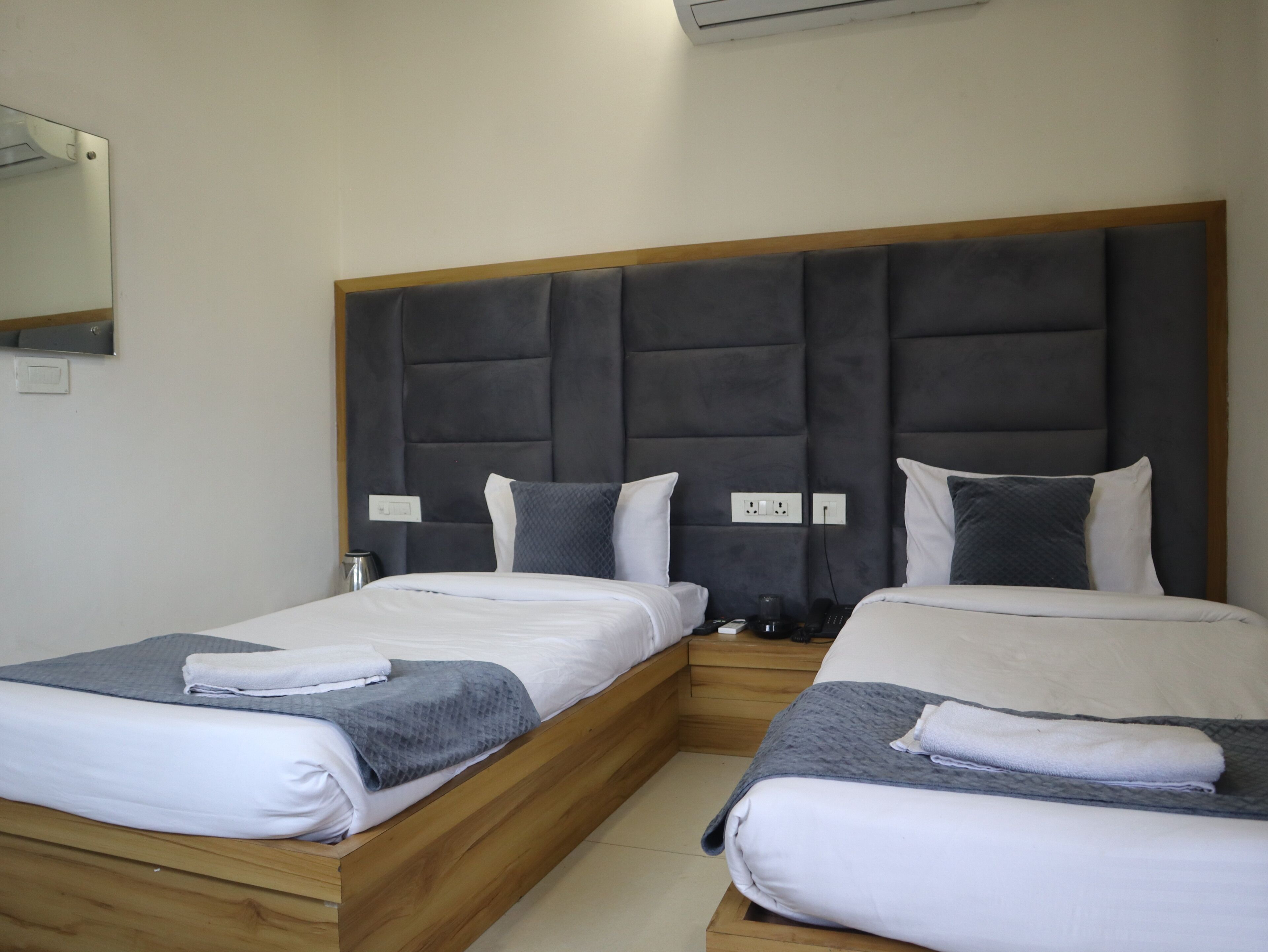 Habitació amb dos llits individuals Deluxe | Roba de llit d'alta qualitat, wifi gratuïta i roba de llit 