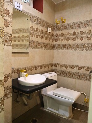 Deluxe Double Room | Bilik Mandi | Pancuran mandi, kelengkapan dandanan diri percuma, tisu tandas 