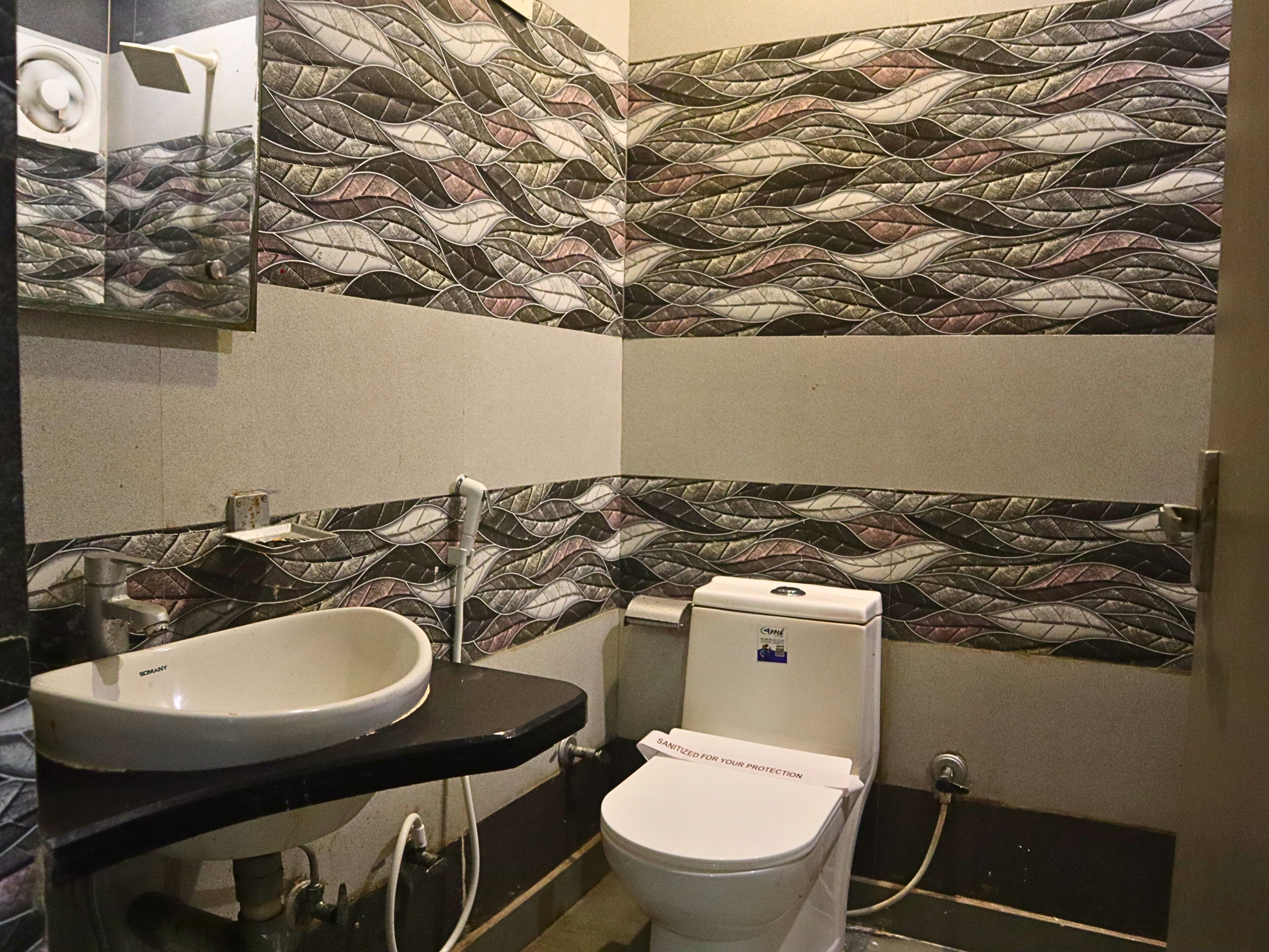 Deluxe Quadruple Room | Bathroom