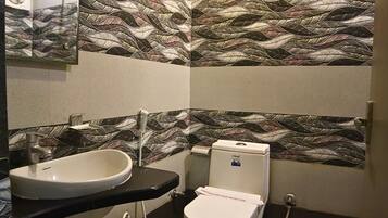 Deluxe Quadruple Room | Bathroom