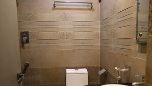Ein Badezimmer mit Toilette, Waschbecken und Handtuchhalter.