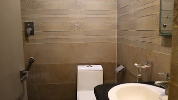 Standard dubbelrum | Badrum | Dusch, gratis toalettartiklar, handdukar och toalettpapper