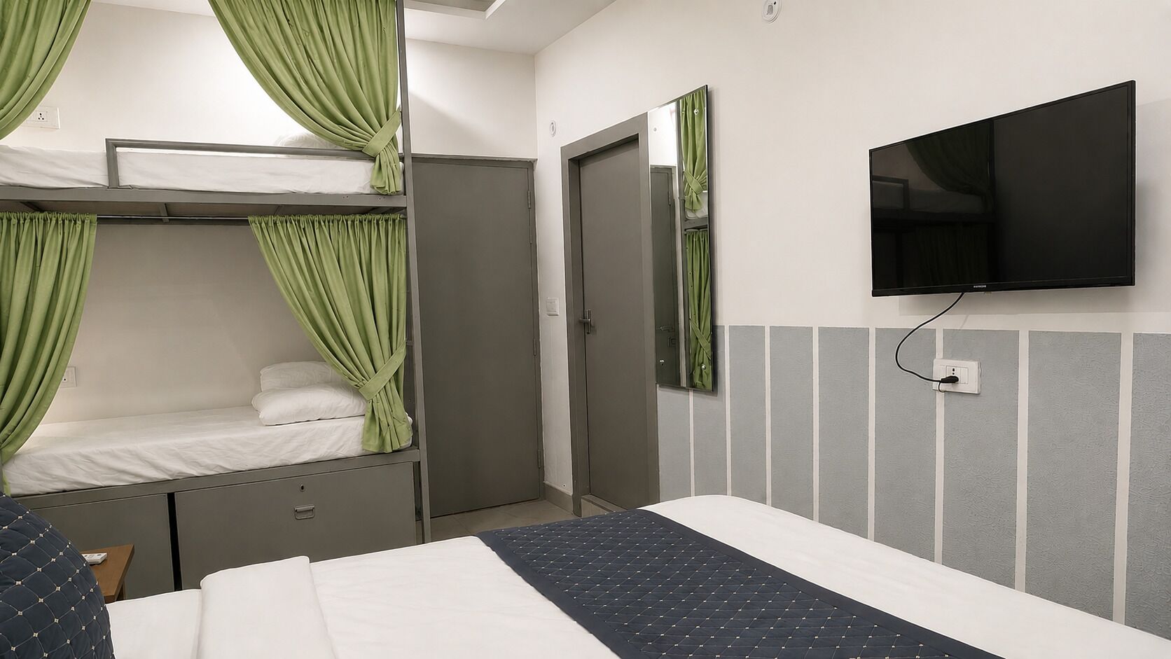Habitació quàdruple Deluxe | Roba de llit d'alta qualitat, wifi gratuïta i roba de llit 