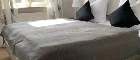 2 bedrooms, iron/ironing board, free WiFi