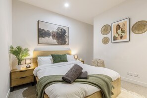 2 bedrooms, desk, iron/ironing board, travel cot - Family friendly, Central location (Collingwood)
