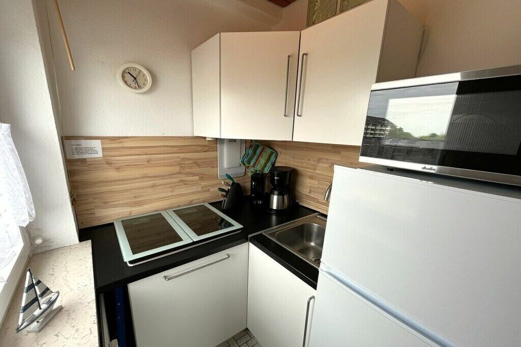 Wasserkocher mit Kaffee-/Teezubehör, Kühlschrank, Mikrowelle, Herdplatte