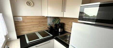 Cafetière/bouilloire, réfrigérateur, micro-ondes, plaque de cuisson