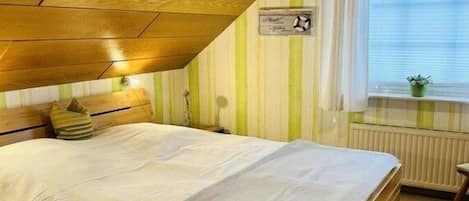 2 bedrooms, travel crib, WiFi (free)