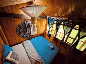 A wooden cabin room with a bed, a hanging mosquito net, and curtains. - La BEAUTÉ SA PA (Ta Van)