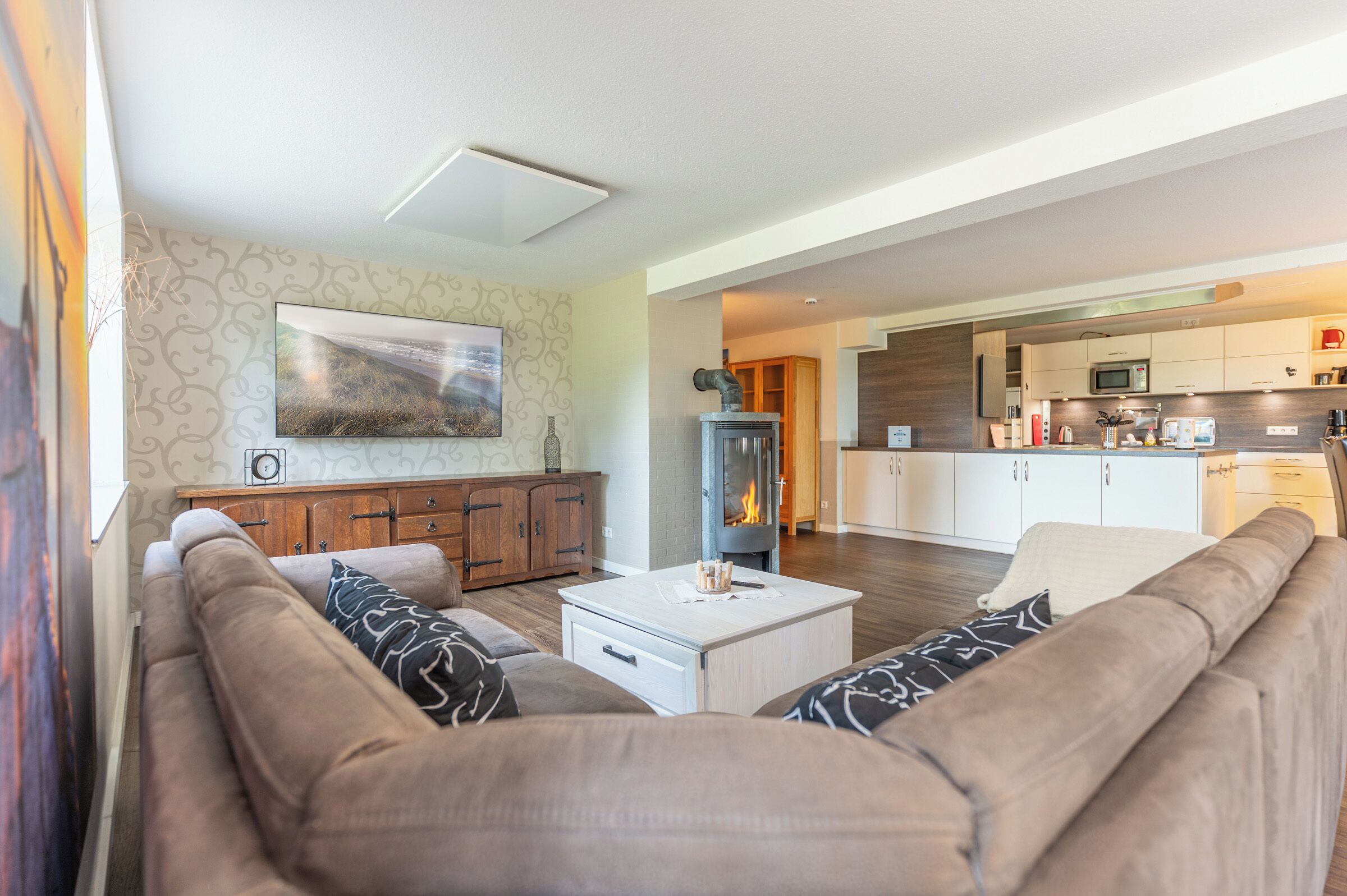 Ein modernes Wohnzimmer mit einer Couch, einem Couchtisch und einem Kamin.